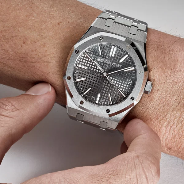 Watchbox-audemars-piguet-royal-oak-15550st-oo-1356st-03-selfwinding-stainless-steel-grey-dial-wb1q318-exclusive-2.webp Watchbox-audemars-piguet-royal-oak-15550st-oo-1356st-03-selfwinding-stainless-steel-grey-dial-wb1q318-exclusive-2.webp