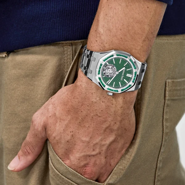 Watchbox-audemars-piguet-royal-oak-26532ic-ee-1220ti-01-selfwinding-flying-tourbillon-titanium-white-gold-emerald-bezel-limited-edition-2024-wb31j94-exclusive-2.webp Watchbox-audemars-piguet-royal-oak-26532ic-ee-1220ti-01-selfwinding-flying-tourbillon-titanium-white-gold-emerald-bezel-limited-edition-2024-wb31j94-exclusive-2.webp