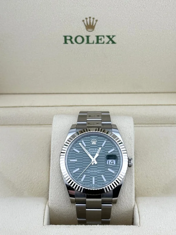 Watchbox-rolex-datejust-126334-stainless-steel-green-motif-dial-oyster-2023-wbss666-exclusive-4.webp Watchbox-rolex-datejust-126334-stainless-steel-green-motif-dial-oyster-2023-wbss666-exclusive-4.webp