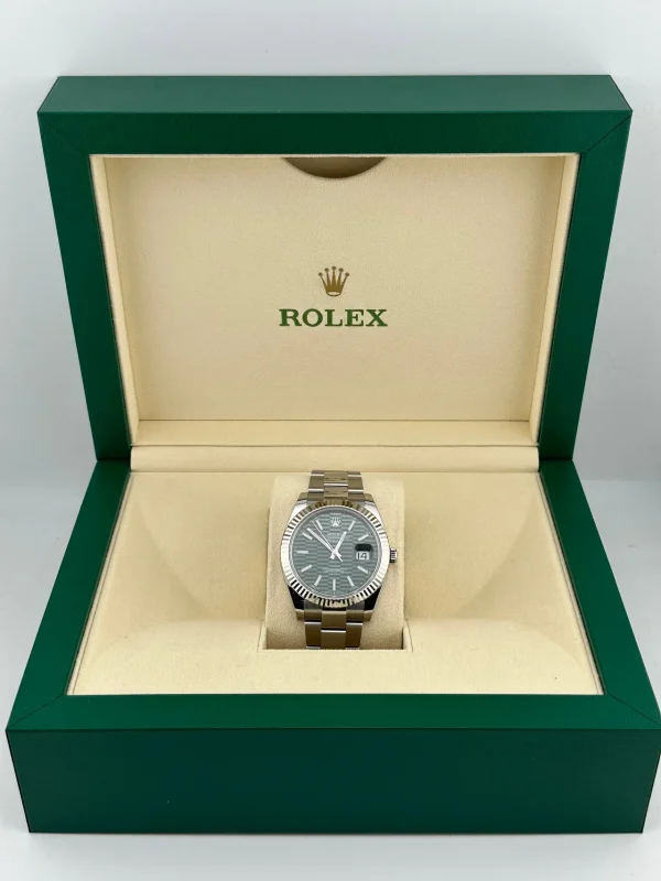 Watchbox-rolex-datejust-126334-stainless-steel-green-motif-dial-oyster-2023-wbss666-exclusive-5.webp Watchbox-rolex-datejust-126334-stainless-steel-green-motif-dial-oyster-2023-wbss666-exclusive-5.webp